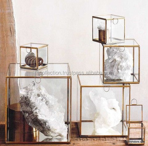 Boîte à bijoux en verre rectangulaire avec couvercle à charnière, design minimaliste, cadre doré, détail chaîne - Product Image 2