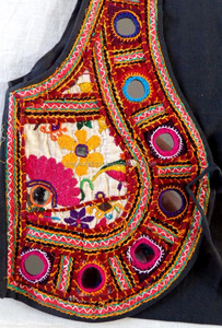 เสื้อแจ็กเก็ตกระจกทำงานแบบปักลายของ Kutch เสื้อแขนกุดเป็นมิตรต่อสิ่งแวดล้อมสำหรับงานปาร์ตี้ไซส์ใหญ่ระบายอากาศได้ดีฤดูร้อน - Product Image 2
