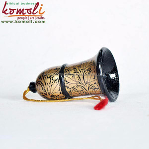 Adornos navideños de madera pintados a mano, Campana decorativa en color negro y personalizado - Product Image 3