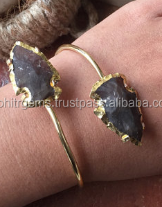 Bracelet manchette ajustable pour femme, style classique vintage, motif aile d'ange, en laiton plaqué or antique, serti à griffes, design mode affirmé - Product Image 2