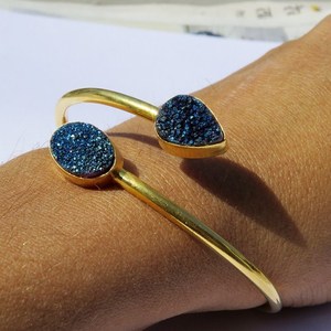 Shri Ashapura Jewels Brazalete de Plata de Ley 925 con Druzy Azul, Nuevo Diseño Bohemio, Forma de Corazones, Moda India - Product Image 1