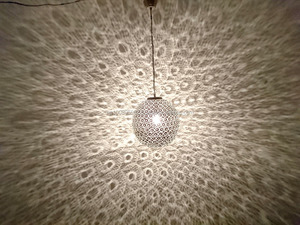 โคมไฟระย้าทรงกลมแบบแขวนสไตล์ร่วมสมัย รุ่น Zahereen B251 ทำจากเหล็กชุบเงิน ลายฟิลิกรีนแบบตะวันออก พร้อมจี้ห้อยรูปหางนกยูง - Product Image 2