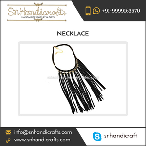   L'art du collier à franges en cuir suédé fait main disponible à un prix raisonnable - Product Image 1