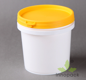 Seau en plastique blanc avec couvercle jaune pour peinture sans poignées - Product Image 1