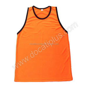 Chalecos de entrenamiento de fútbol personalizados OEM a precio económico para hombres - Product Image 2