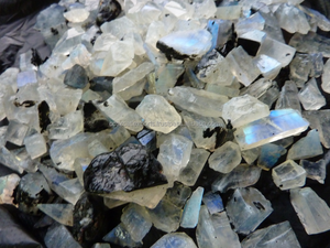 หินมูนสโตนสีรุ้งธรรมชาติอัญมณีหลวมสีขาวไม่เจียระไน - Product Image 3