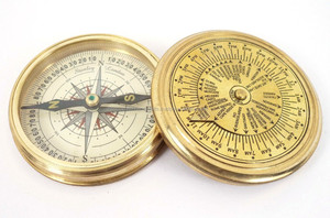 เข็มทิศทองเหลืองแบบพกพาสำหรับ CHCOM087เข็มทิศปฏิทินการเดินเรือพิมพ์ด้วยโลหะที่ทนทานสร้างขึ้นโดยใช้เทคนิคการหล่อ - Product Image 4