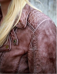 Chaqueta de cuero de estilo vintage de calle principal para hombres y mujeres Prendas de abrigo elegantes con logotipo frontal Suministro al por mayor de OEM - Product Image 4