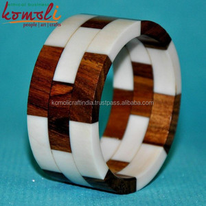 Brazalete y puños de combinación de madera y resina de diseño personalizado en cualquier color - Product Image 2