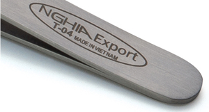 Pinza para Cejas NGHIA Superb Export T-04 de Acero Inoxidable Plateado con Acabado Gris de 95.5mm de Longitud - Product Image 5