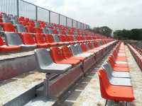 Tribune Stadium Chaise en plastique avec protection UV Utilisation extérieure Montage mural/sol