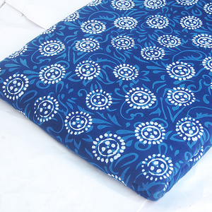 Tela de gasa de algodón indio con estampado de bloque azul índigo hecha a mano Material artesanal respetuoso con la piel para ropa y bolsos al por mayor - Product Image 4