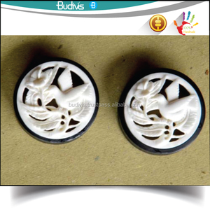 Venta al por mayor de tapones para los oídos tallados en hueso de madera grande con cuerpo de estilo étnico, ajuste de garra, anillos esterilizados para la nariz, compromiso de fiesta - Product Image 4