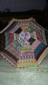 ร่มกันแดดแบบคลาสสิกสำหรับงานแต่งงานร่มตกแต่งทำจากผ้าไหมสีทองสวยงามแบบอินเดีย - Product Image 4