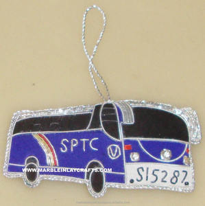 Adornos Navideños Colgantes de Tela con Forma de Autobús, Diseño Hermoso, Hechos a Mano, de Alta Calidad y Estilo Moderno - Product Image 1