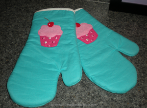 Mitaines de four de couleur claire imprimées à pois de la collection Premium résistantes à la chaleur en Inde - Product Image 2