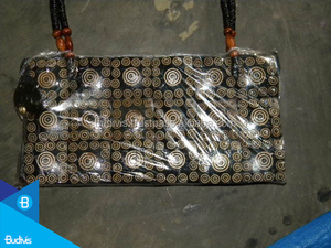 กระเป๋าถือสตรีทำด้วยมือบาหลีพร้อมโลโก้ที่กำหนดเองและทรงกลม/ถัง/รูปแบบเยื่อบุผ้ารีไซเคิลขายส่ง - Product Image 3