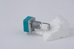 Potenciómetro de película de carbono de uso general, eje metálico, tipo horizontal, en oferta. - Product Image 2