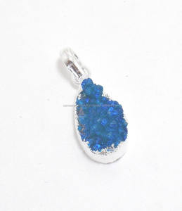 Piedra preciosa Druzy azul natural galvanizada con forma de pera hecha a mano chapada en plata regalo para su colgante de collar - Product Image 1