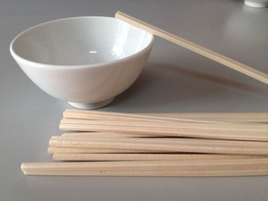Baguettes jetables en bambou naturel écologiques personnalisées, emballées individuellement, surface lisse, pour la restauration - Product Image 3