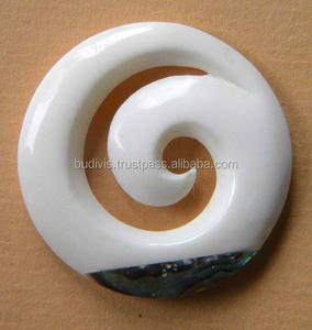 Joyería colgante de concha hecha a mano directa de artista con tallado de hueso Tribal especializado para llaveros para niños regalos al por mayor - Product Image 1