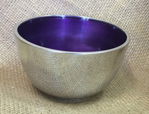 Bol décoratif en métal avec finition extérieure texturée et intérieur violet brillant Pièce élégante et durable pour le service ou la décoration intérieure - Product Image 3