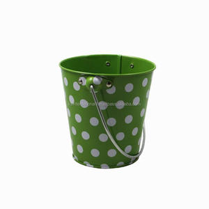 Seau en métal de forme ronde en poudre verte avec seau à bougie galvanisé à pois avec poignée pour emballage de cire cadeau - Product Image 1