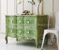 Commode à tiroirs de style français avec pieds incurvés et incrustations en os vert