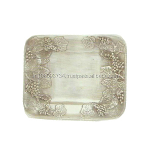 Plats et assiettes en métal Plateaux et plats de service modernes personnalisés Plats de forme carrée en métal aluminium avec bordure plate en relief de fleurs - Product Image 4