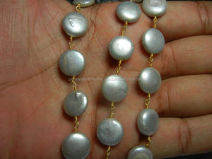 สร้อยคอประดับมุกสีเทาเคลือบทอง พร้อมเหรียญมุก 10 มม. เหมาะสำหรับงานหมั้น งานแต่งงาน และงานปาร์ตี้ ของขวัญสำหรับทุกเพศ - Product Image 3