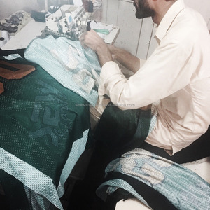 Maillot de football américain Tissu extensible de haute performance Conception évacuant l'humidité garantissant un confort et une durabilité parfaits - Product Image 4