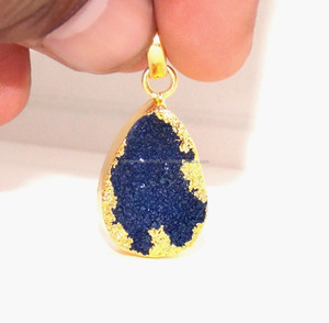 Piedra preciosa Druzy azul natural galvanizada con joyería chapada en oro, colgante de collar con forma de pera - Product Image 1