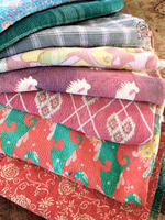 Mantas Balajee Vintage Gudri Kantha al por mayor, reversibles, bordadas, recicladas, colchas indias hechas a mano con patchwork.