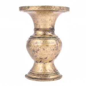 Pot de fleur en forme d'urne en laiton de couleur dorée fait à la main - Product Image 1