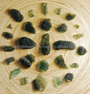 Шероховатый драгоценный камень Moldavite