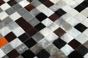 Alfombra de cuero de vaca con diseño de patchwork - Product Image 6