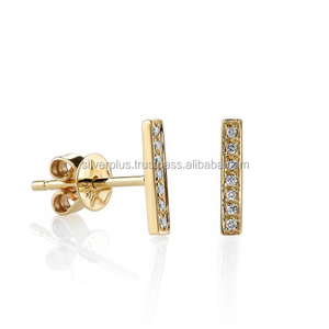 Clous d'oreilles barre de diamant en or jaune 18 carats Fournisseur en gros de clous d'oreilles en or et diamant pavé - Product Image 2