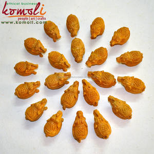 Petit éléphant en bois sculpté à la main, souvenir de mariage indien et souvenir artisanal - Product Image 4