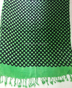 Pashmina con estampado de lunares - Product Image 1