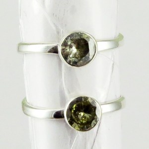 Anillos de Plata de Ley 925 con Circonita Verde y Engaste de Bisel, Estilo Bohemia, Joyería para Compromiso y Boda, Shri Ashapura Jewels - Product Image 1