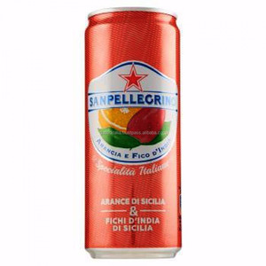 깡통에 있는 San Pellegrino 청량 음료