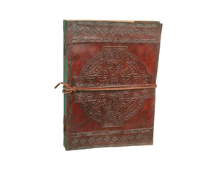 Cuaderno de diario marrón de cuero genuino 100% en relieve con Cruz Celta hecha a mano y libro de bocetos diario regalos religiosos para hombres y mujeres - Product Image 1