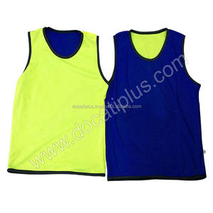 Chalecos de entrenamiento de fútbol personalizados OEM a precio económico para hombres - Product Image 4