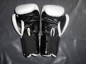 Gants de boxe avec logo personnalisé avec sac de frappe en cuir pour l'entraînement et le combat - Product Image 3