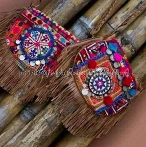 Bolso Bandolera Tradicional Banjara para Mujer, Diseño Étnico Hecho a Mano, Cuero Genuino, para Uso Diario y Festivo - Product Image 1