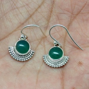 Pendientes Huggie de Ónix Verde con Diseño Impresionante, Plata de Ley 925, Estilo Bohemio, Joyería Certificada - Product Image 6