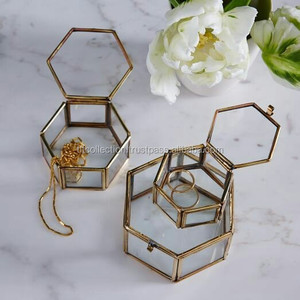 Caja de joyería hexagonal de cristal con marco dorado y tapa transparente para guardar pulseras y anillos - Product Image 2