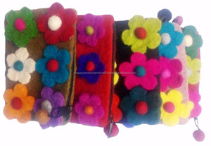 กระเป๋าใส่เหรียญทำมือจากผ้าขนสัตว์ลายดอกไม้ หลากสีสัน คอลเลคชั่นสวยเก๋สำหรับผู้หญิง ผลิตจากเนปาล เหมาะสำหรับใส่เหรียญ - Product Image 2