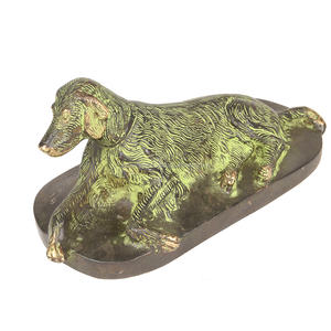 Estatua de latón para decoración del hogar, estatua de perro sentado, India, verde, pátina - Product Image 1