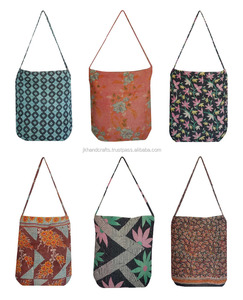 Sacs à bandoulière Vintage Hippie Girls en coton Sari Kantha - Product Image 1